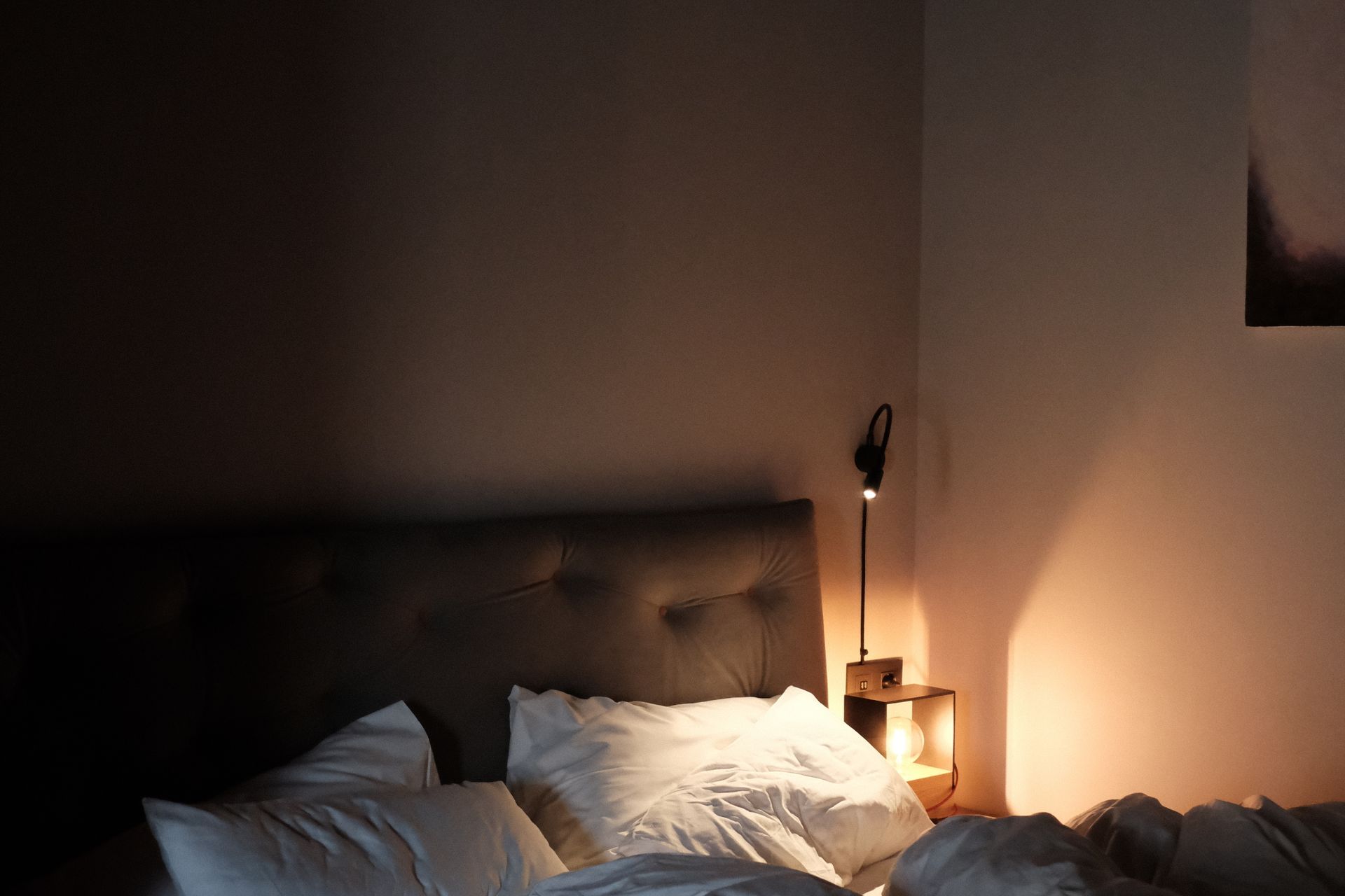 Quarto sereno com colchão Simmons pronto para a noite